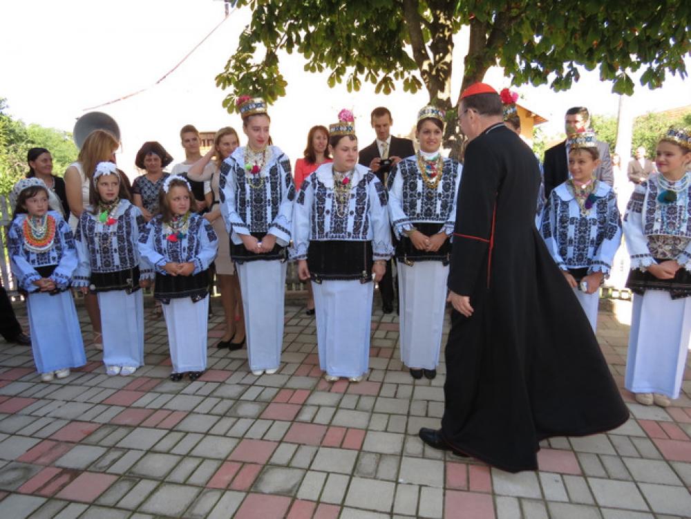 Kardinal Josip Bozanic ispred crkve Rodjenja Blazene Djevice Marije u Jabalcu